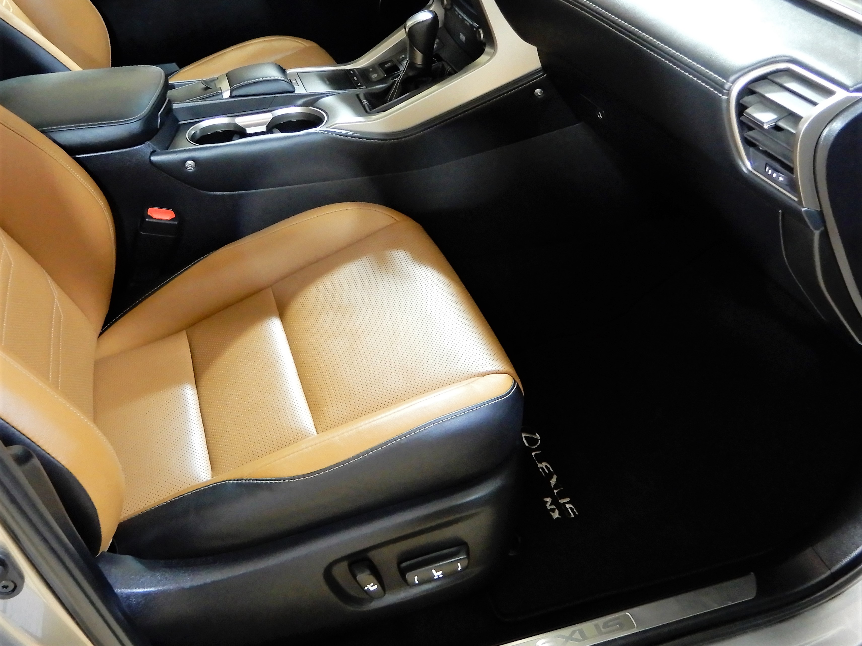 Lexus Nx 300h CVT 114 kW rok 2018, 119 000 km, Maďarsko — foto 12 z 22