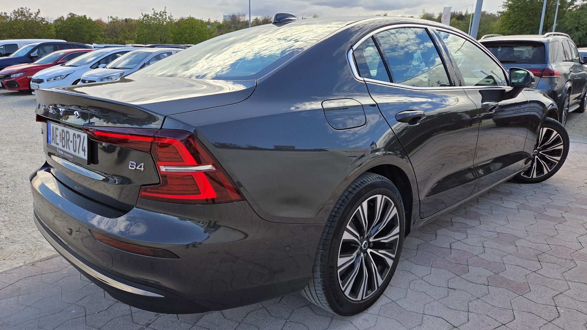 Volvo s60 2.0 MHEV 145 kW automat rok 2023, 65 770 km, Maďarsko — foto 5 z 41