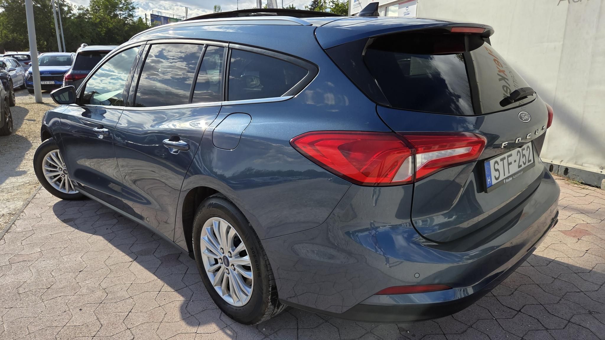 Ford Focus EcoBoost Titanium 1.0 92 kW automat rok 2021, 198 261 km, Maďarsko — foto 3 z 30