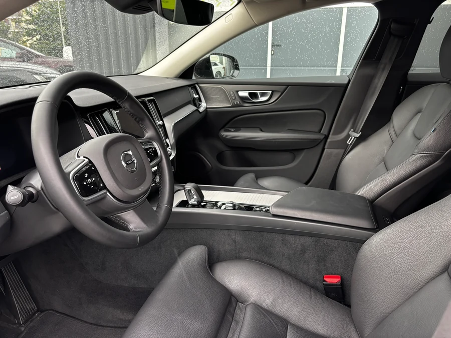 Volvo v60 2.0i MHEV 145 kW automat, Česko — foto 10 z 12