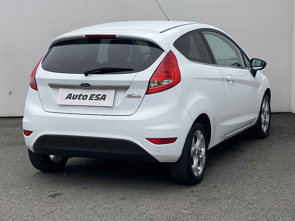 Ford Fiesta Titanium 1.4i 71 kW rok 2011, 120 846 km, Česko — foto 4 z 15
