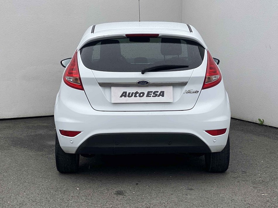 Ford Fiesta Titanium 1.4i 71 kW rok 2011, 120 846 km, Česko — foto 5 z 15