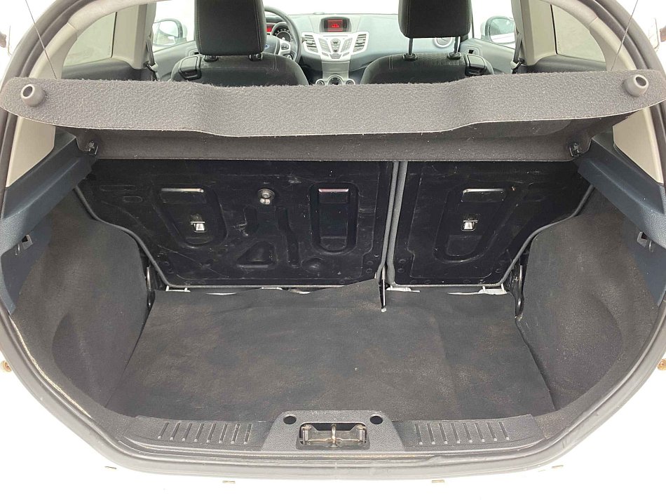 Ford Fiesta Titanium 1.4i 71 kW rok 2011, 120 846 km, Česko — foto 7 z 15