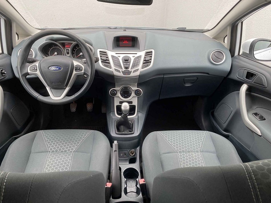Ford Fiesta Titanium 1.4i 71 kW rok 2011, 120 846 km, Česko — foto 8 z 15