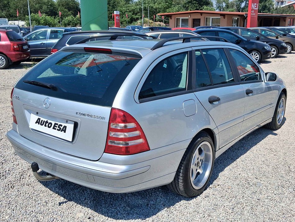Mercedes-Benz Třída C 1.8i 105 kW rok 2007, 244 786 km, Česko — foto 4 z 24