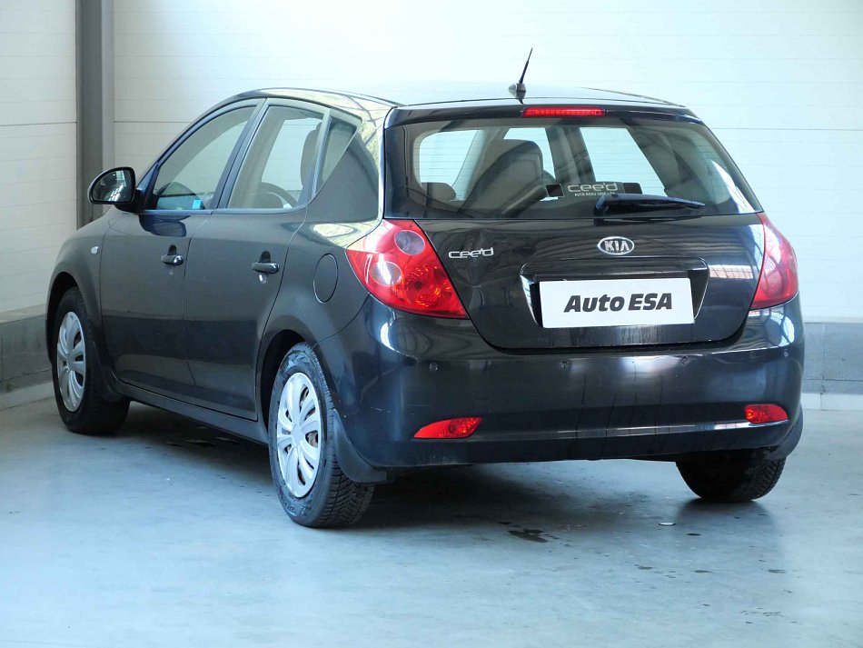 Kia Ceed Cvvt 1.4 80 kW rok 2009, 279 541 km, Česko — foto 6 z 20