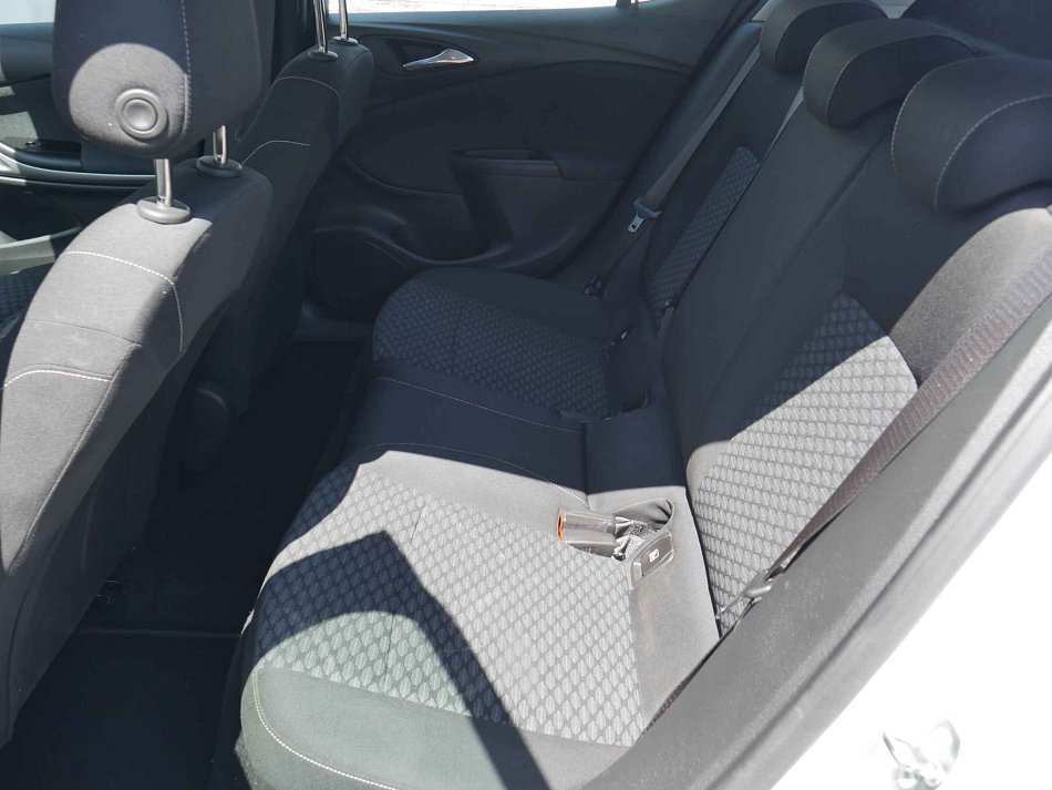 Opel Astra 1.4t 92 kW rok 2018, 161 716 km, Česko — foto 10 z 14