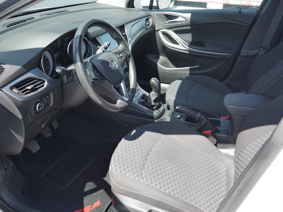 Opel Astra 1.4t 92 kW rok 2018, 161 716 km, Česko — foto 9 z 14