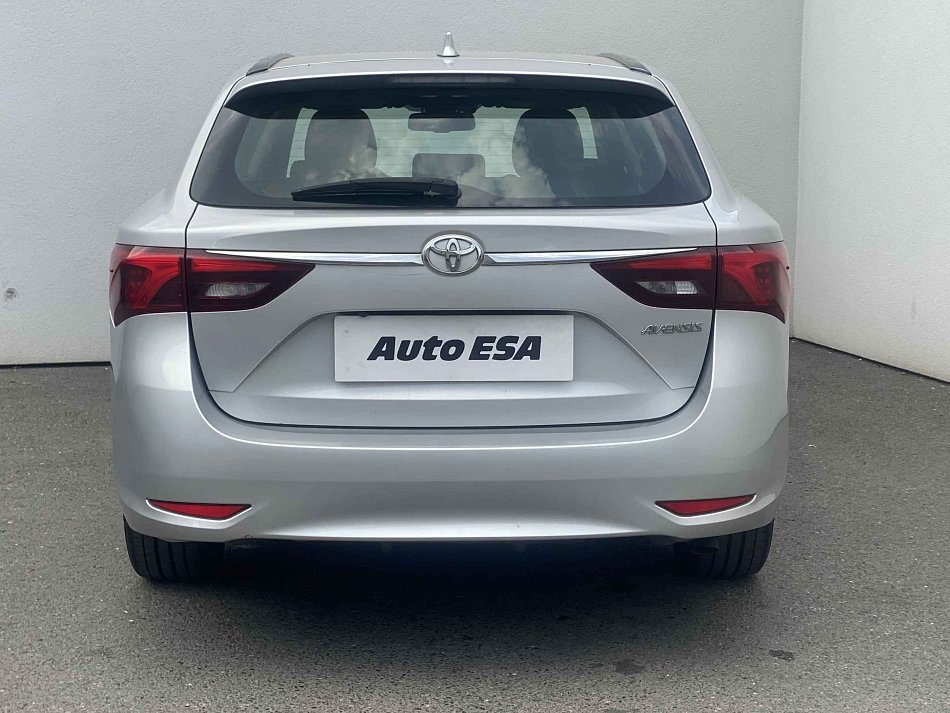 Toyota Avensis 2.0d 105 kW rok 2018, 242 394 km, Česko — foto 5 z 18