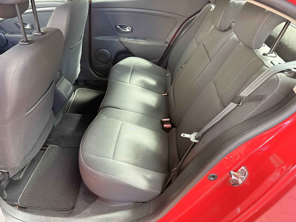 Renault Fluence 1.6i 81 kW manuál rok 2011, 172 097 km, Česko — foto 10 z 15