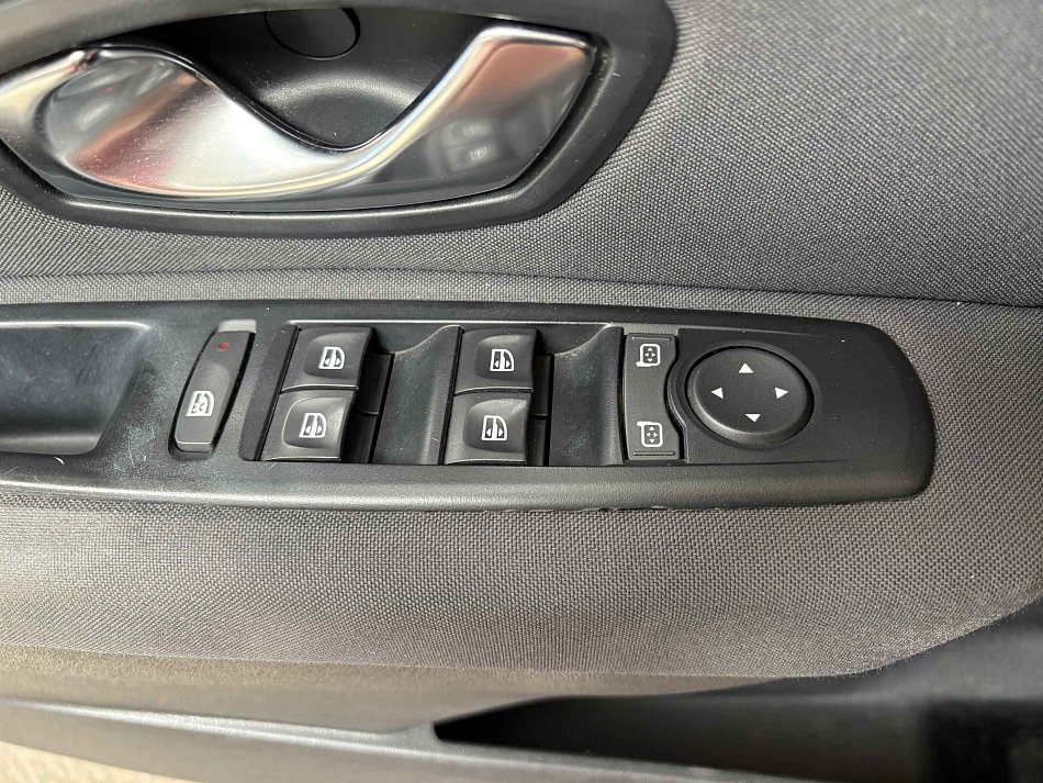 Renault Fluence 1.6i 81 kW manuál rok 2011, 172 097 km, Česko — foto 12 z 15