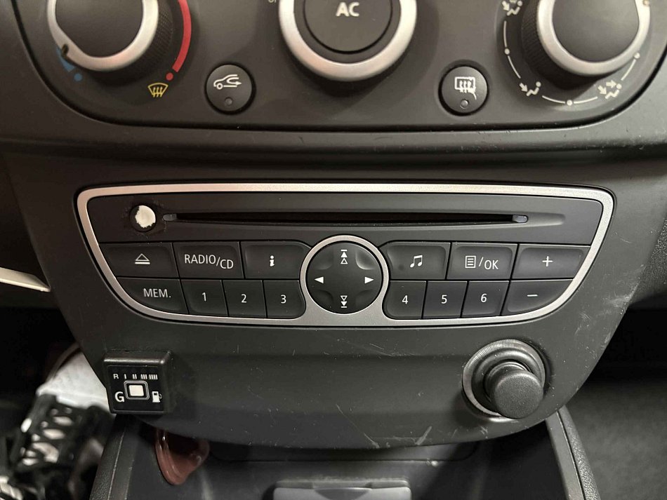 Renault Fluence 1.6i 81 kW manuál rok 2011, 172 097 km, Česko — foto 13 z 15