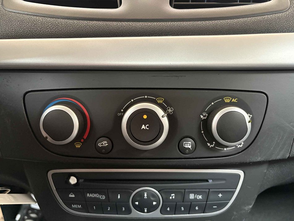 Renault Fluence 1.6i 81 kW manuál rok 2011, 172 097 km, Česko — foto 14 z 15