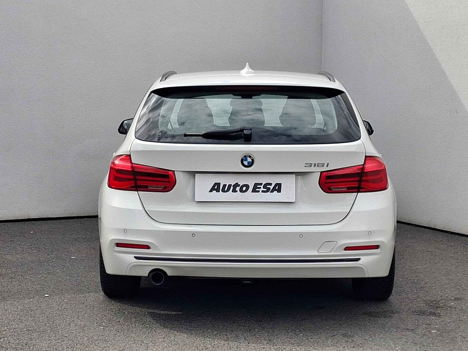 BMW Řada 3 1.5t 100 kW rok 2018, 128 186 km, Česko — foto 5 z 22