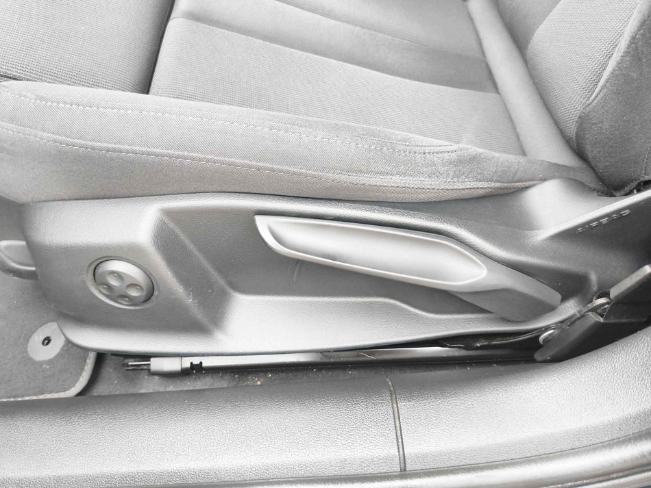 Audi a4 2.0 TDI 110 kW manuál rok 2018, 155 047 km, Česko — foto 14 z 20