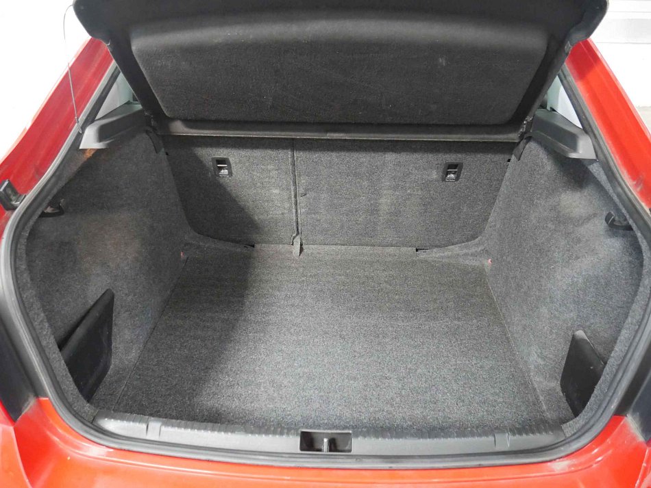 Škoda Rapid 1.6 TDI 66 kW rok 2013, 176 853 km, Česko — foto 7 z 14