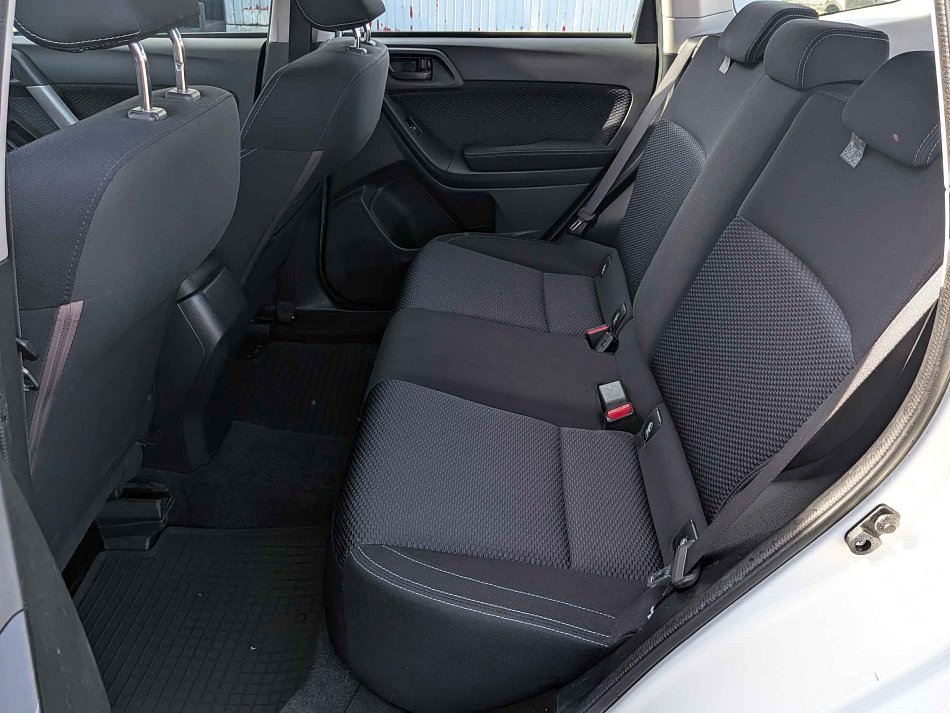 Subaru Forester 4x4 2.0i 110 kW manuál rok 2017, 172 257 km, Česko — foto 10 z 17