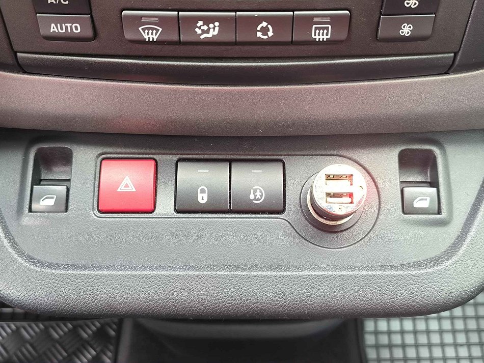 Citroen Berlingo Xtr 1.6 HDi 1.6HDi 73 kW automat rok 2017, 208 505 km, Česko — foto 16 z 23