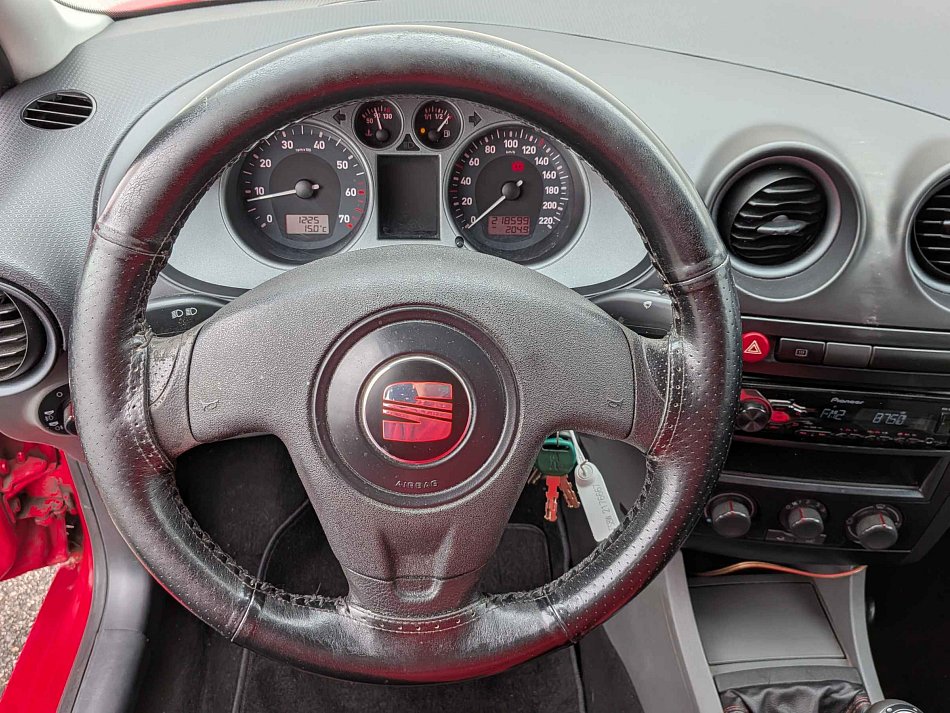 Seat Cordoba 1.4i 63 kW manuál rok 2008, 218 597 km, Česko — foto 13 z 14