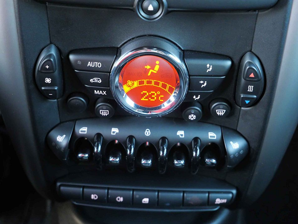 MINI Cooper 1.6i 1.6 i 90 kW manuál rok 2011, 103 940 km, Česko — foto 15 z 18