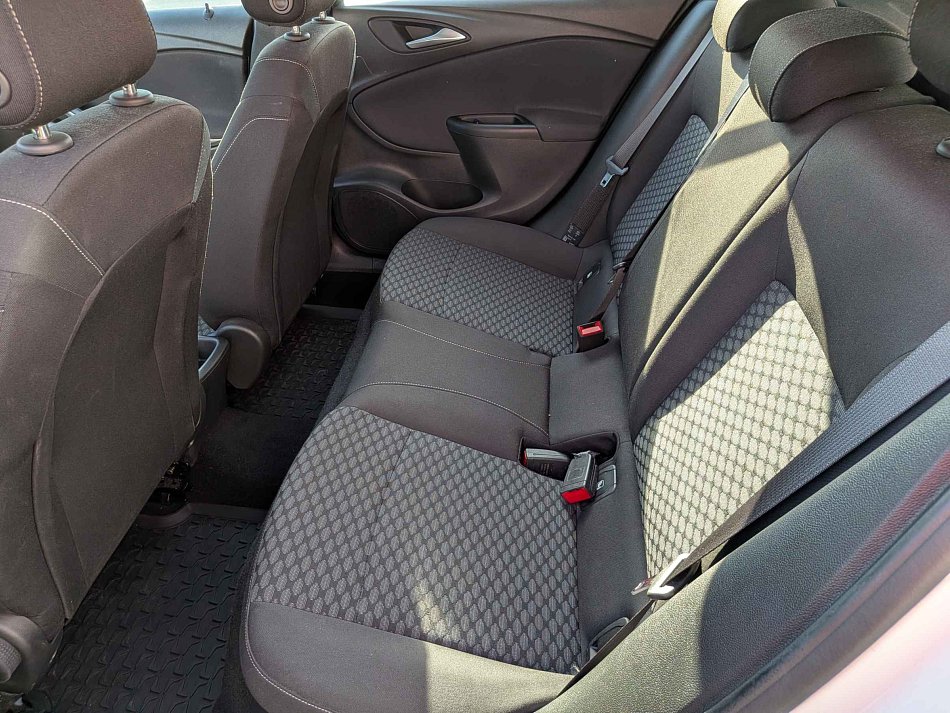 Opel Astra T 1.2t 1.2 81 kW manuál rok 2020, 64 300 km, Česko — foto 10 z 17