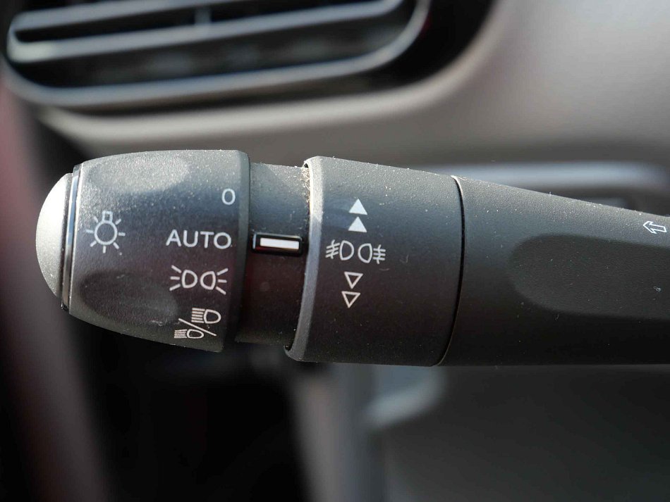Citroen c4 1.2 81 kW manuál rok 2019, 64 788 km, Česko — foto 14 z 22