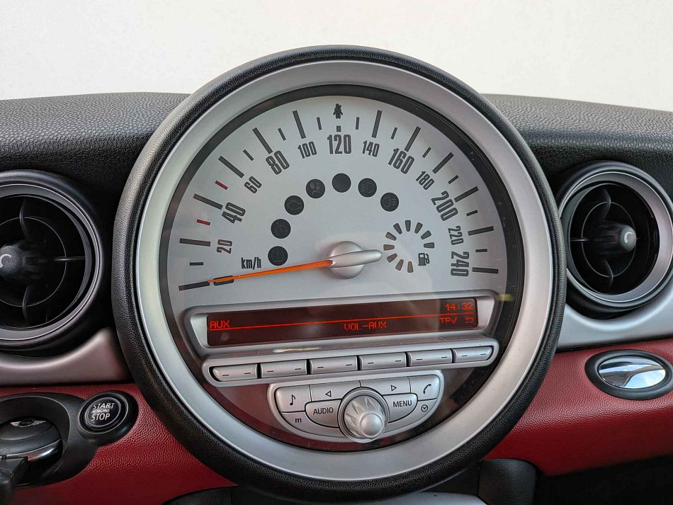 MINI Cooper D 1.6d 1.6 80 kW manuál rok 2007, 218 812 km, Česko — foto 12 z 13
