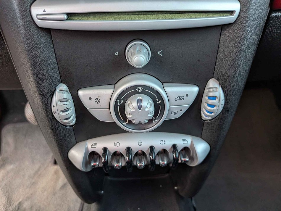 MINI Cooper D 1.6d 1.6 80 kW manuál rok 2007, 218 812 km, Česko — foto 13 z 13