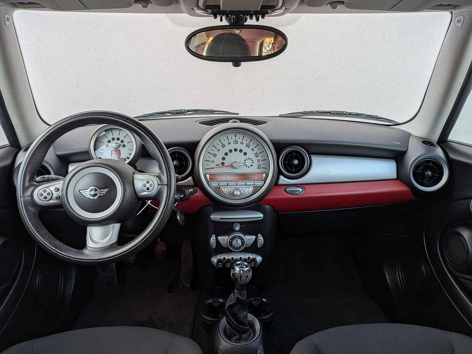 MINI Cooper D 1.6d 1.6 80 kW manuál rok 2007, 218 812 km, Česko — foto 8 z 13