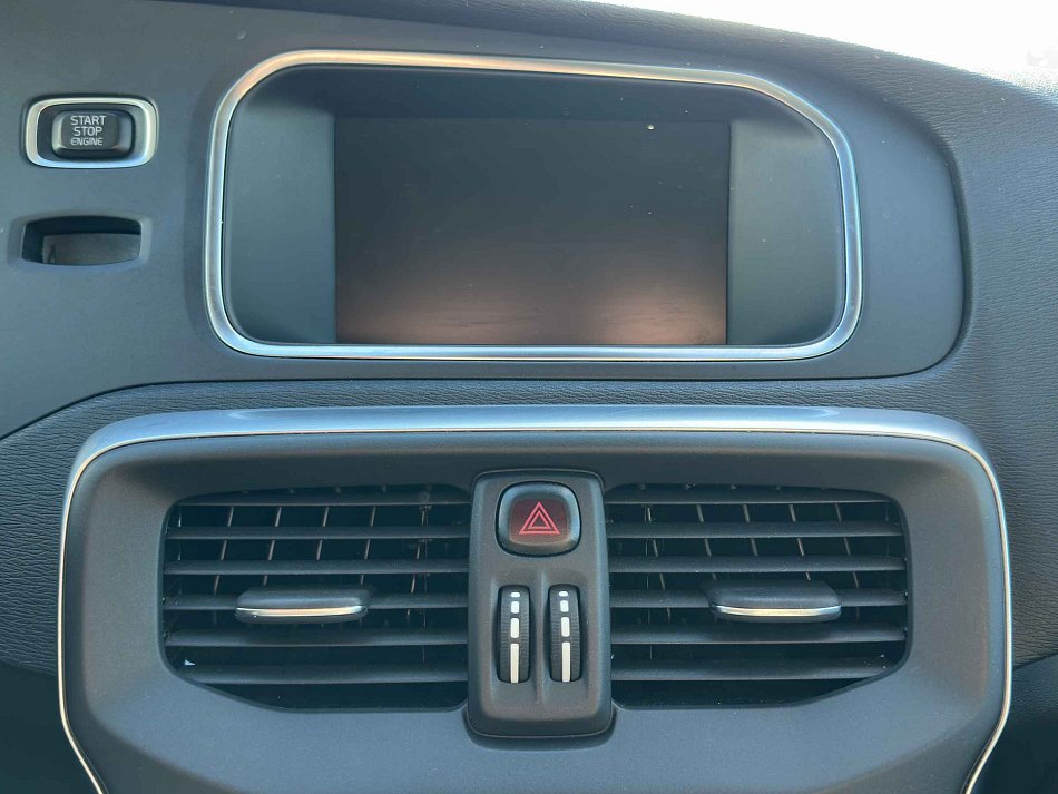 Volvo v40 2.0d 2.0 D 110 kW automat rok 2016, 132 406 km, Česko — foto 13 z 21