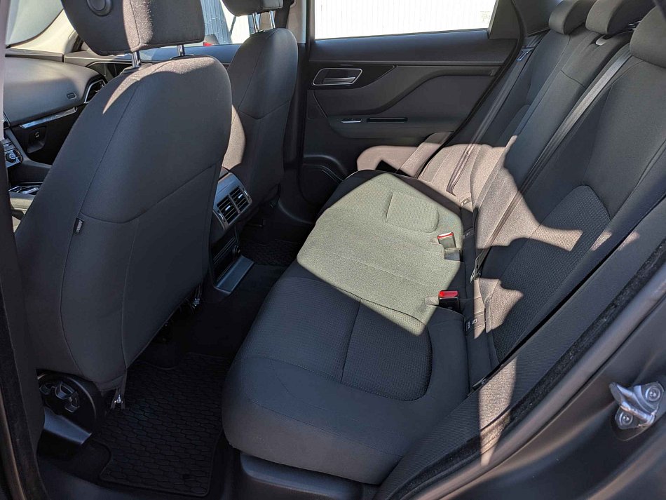 Jaguar F-Pace 4x4 2.0d 132 kW automat rok 2016, 165 281 km, Česko — foto 11 z 17