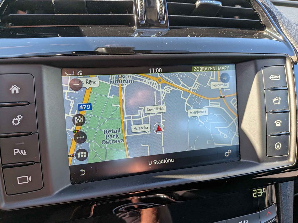 Jaguar F-Pace 4x4 2.0d 132 kW automat rok 2016, 165 281 km, Česko — foto 14 z 17