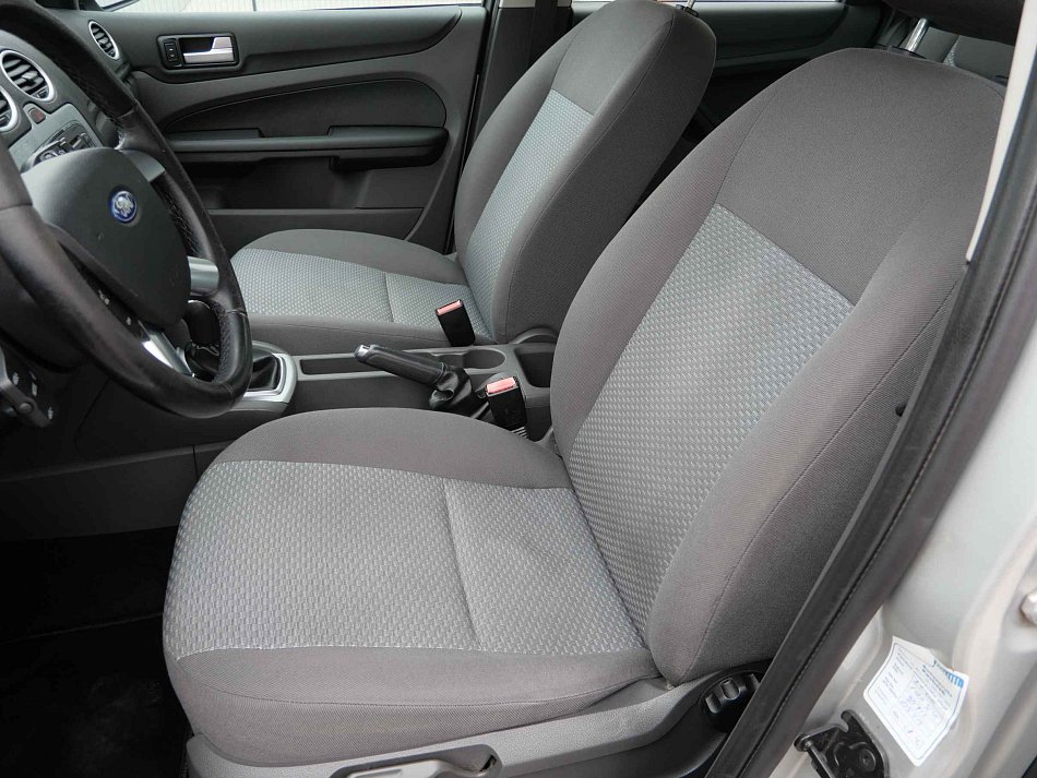 Ford Focus 1.6i 74 kW manuál rok 2007, 204 000 km, Česko — foto 9 z 16