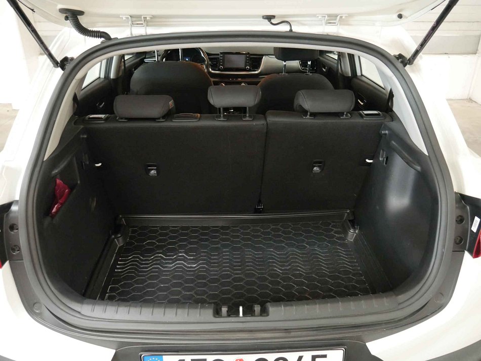 Kia Stonic 1.2i 61 kW manuál rok 2019, 38 005 km, Česko — foto 7 z 9