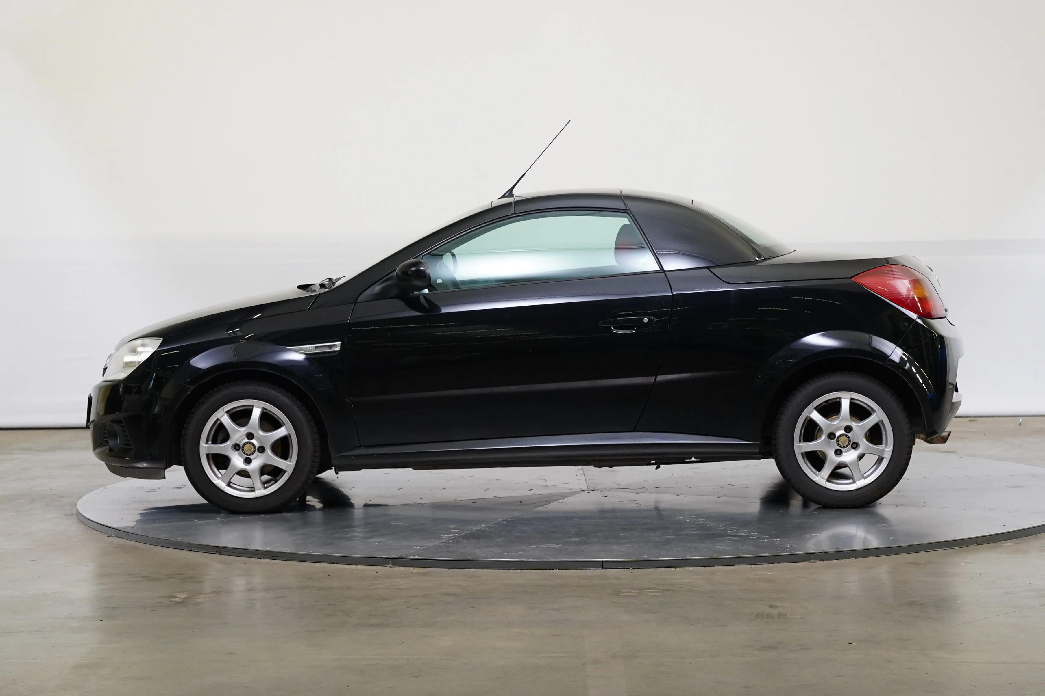 Opel Tigra 16V 1.4 66 kW, Czech Republic — foto 3 z 6