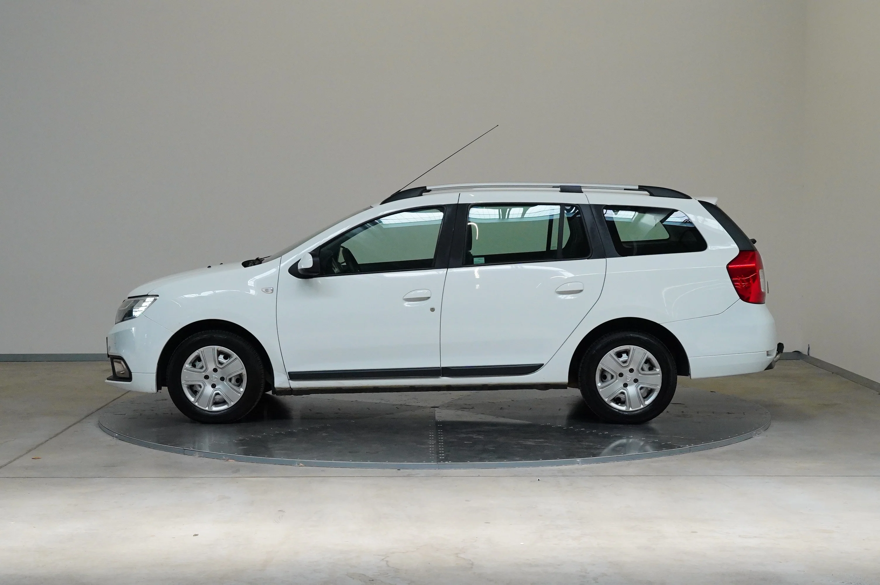 Dacia Logan SCe 1.0 54 kW, Česko — foto 3 z 6
