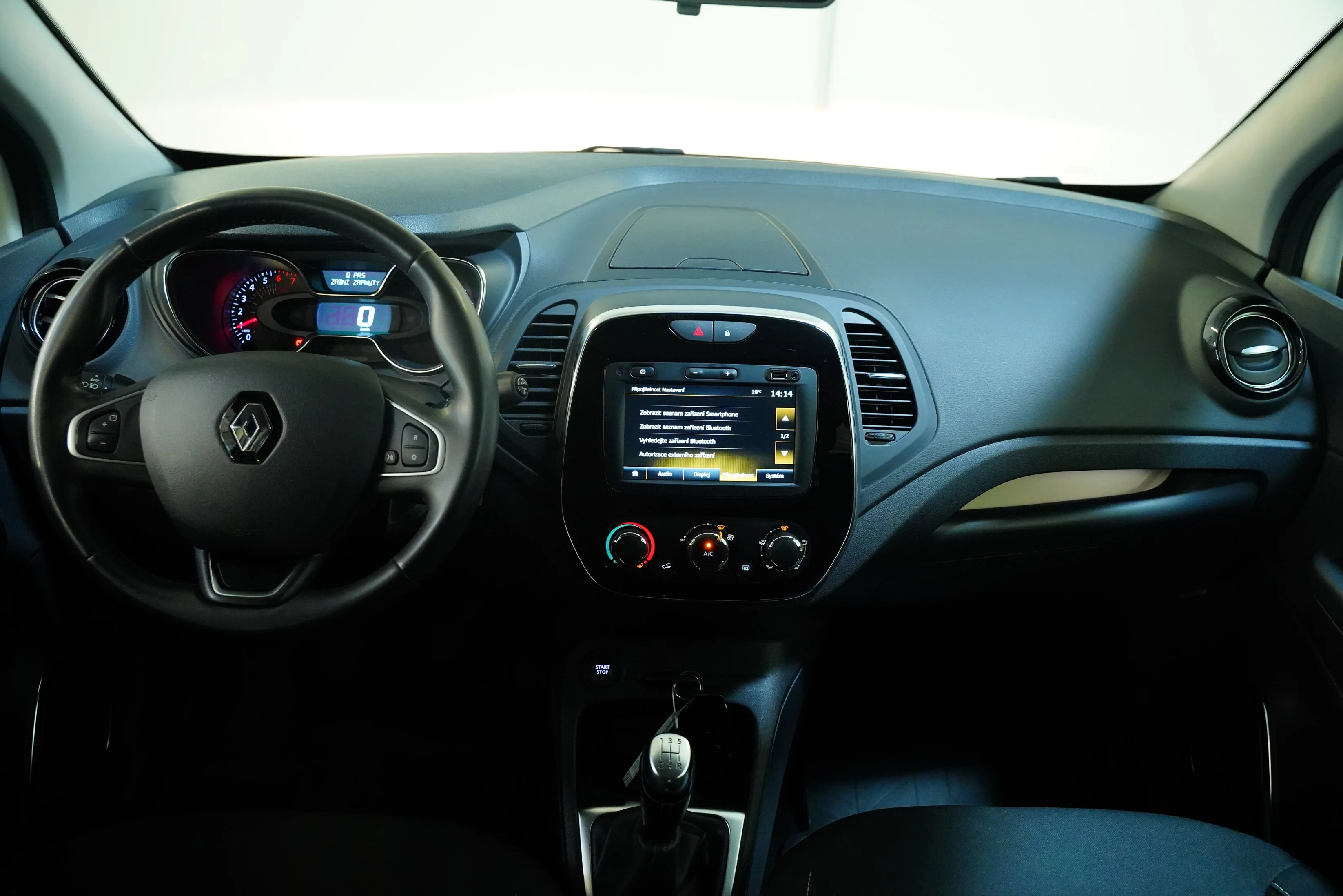 Renault Captur 0.9 TCE 66 kW, Česko — foto 5 z 6