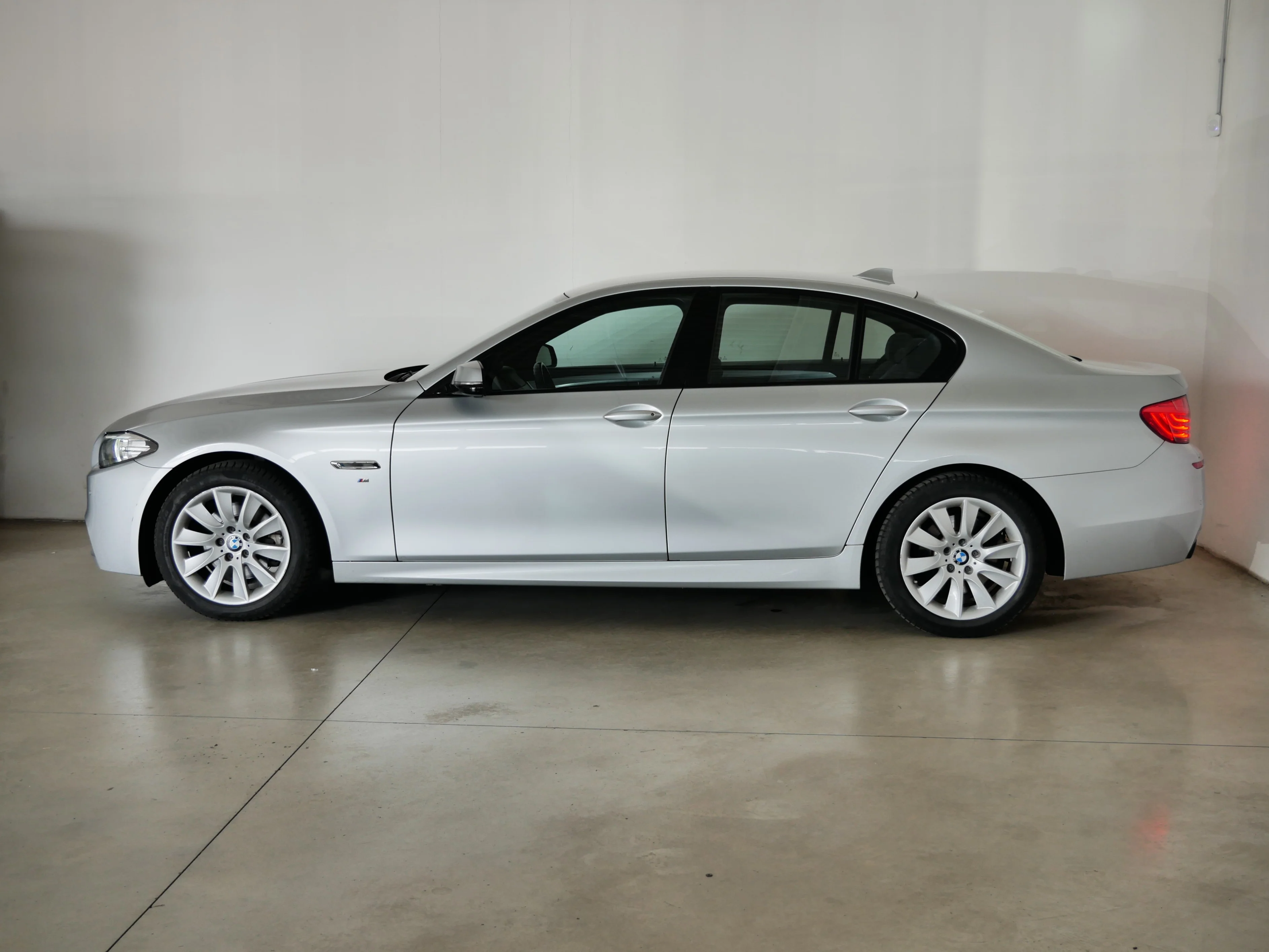 BMW 520 xDrive 2.0 D 140 kW automatic, Česko — foto 3 z 6