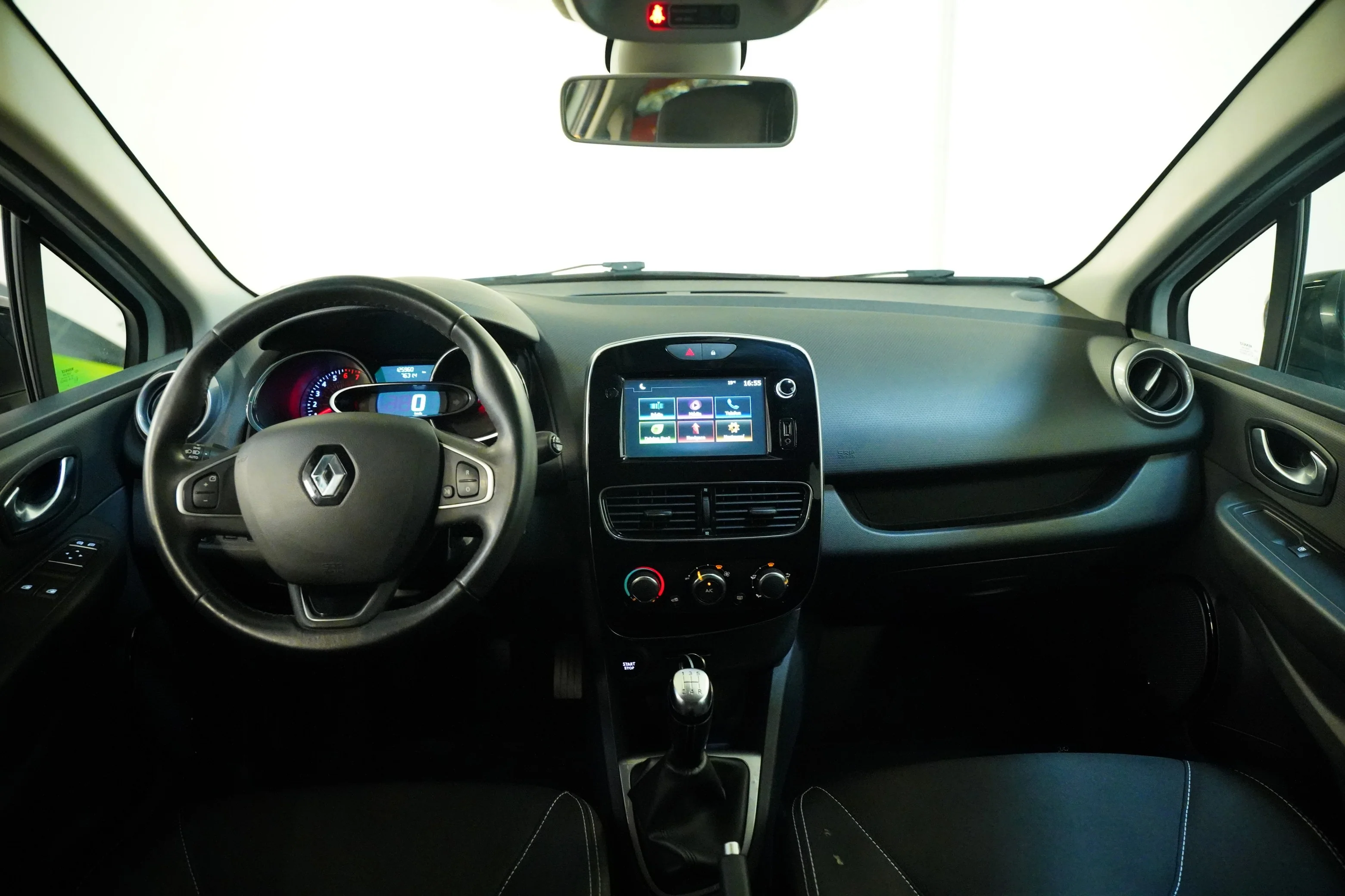 Renault Clio 1.2 i 54 kW, Česko — foto 5 z 6