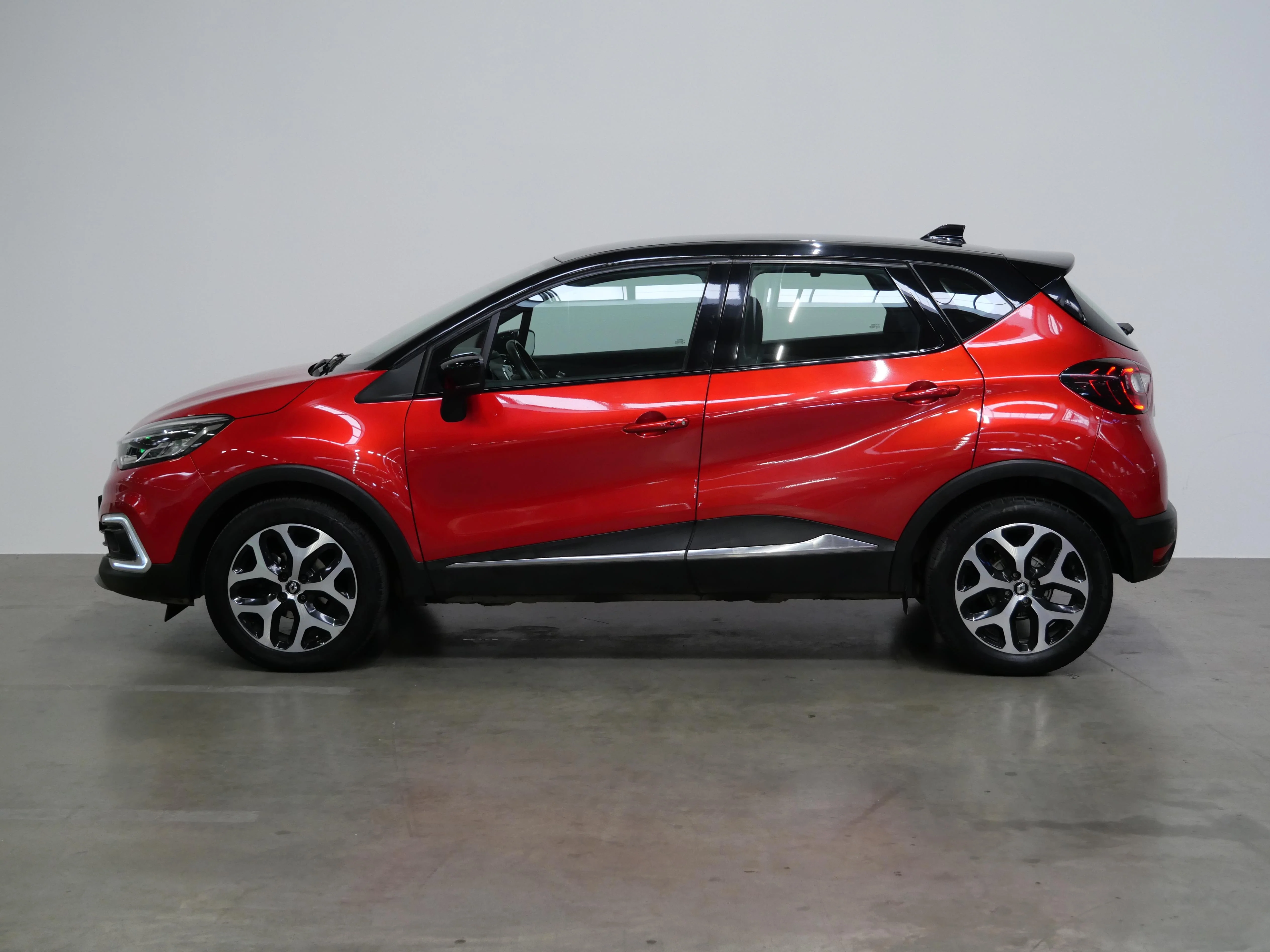 Renault Captur 0.9 TCe 66 kW, Česko — foto 3 z 6