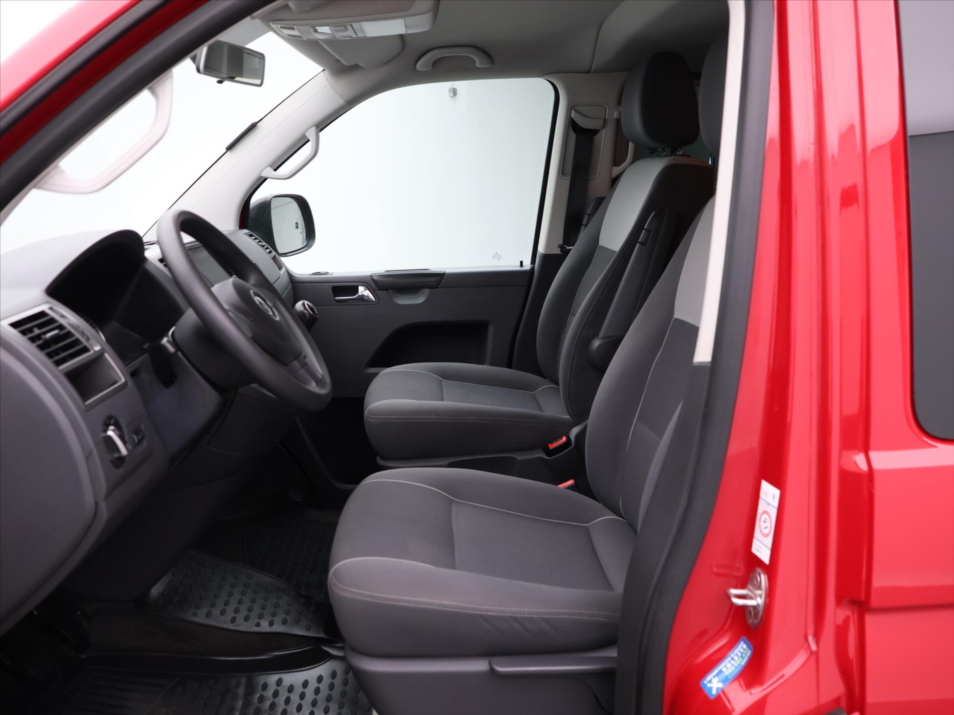 Volkswagen Multivan 7 2,0 TDI 103KW rok 2015, 305 367 km, Česko — foto 10 z 35