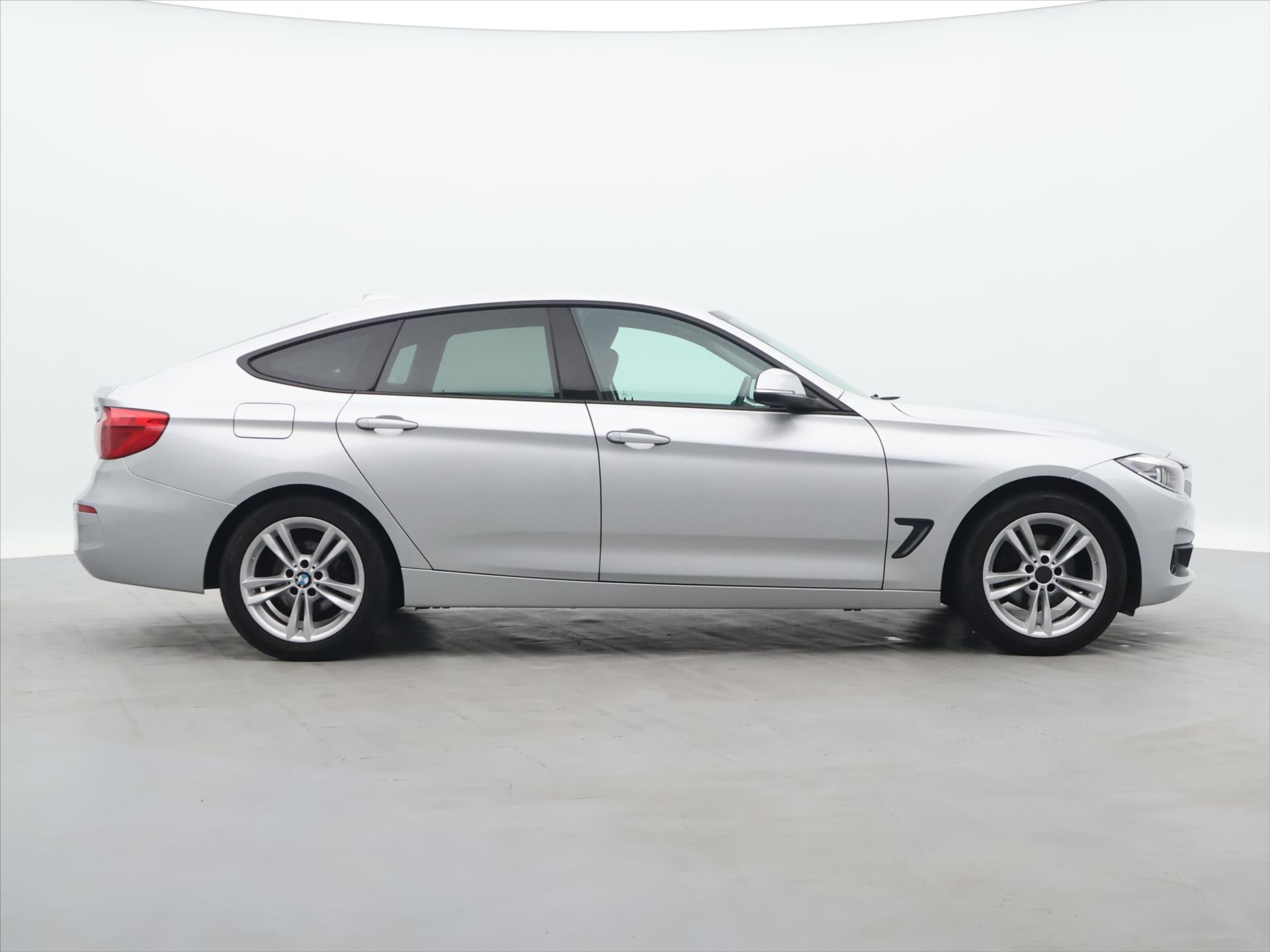 BMW Řada 3 xDrive 2,0 140kW rok 2017, 203 045 km, Česko — foto 8 z 45