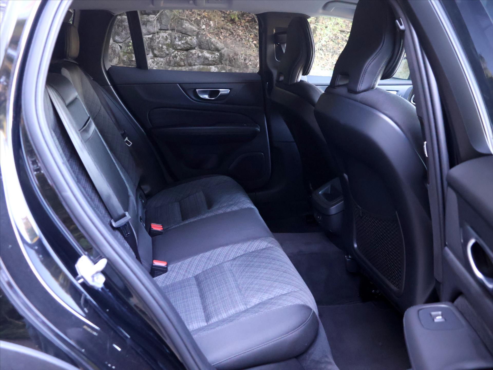 Volvo v60 AWD 2,0 145 kW automatic rok 2021, 128 047 km, Česko — foto 13 z 41
