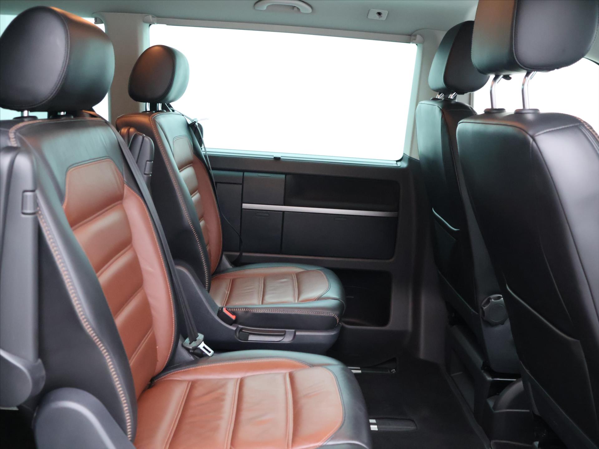 Volkswagen Multivan 4x4 2.0 TDI DSG 150 kW rok 2017, 147 550 km, Česko — foto 13 z 43