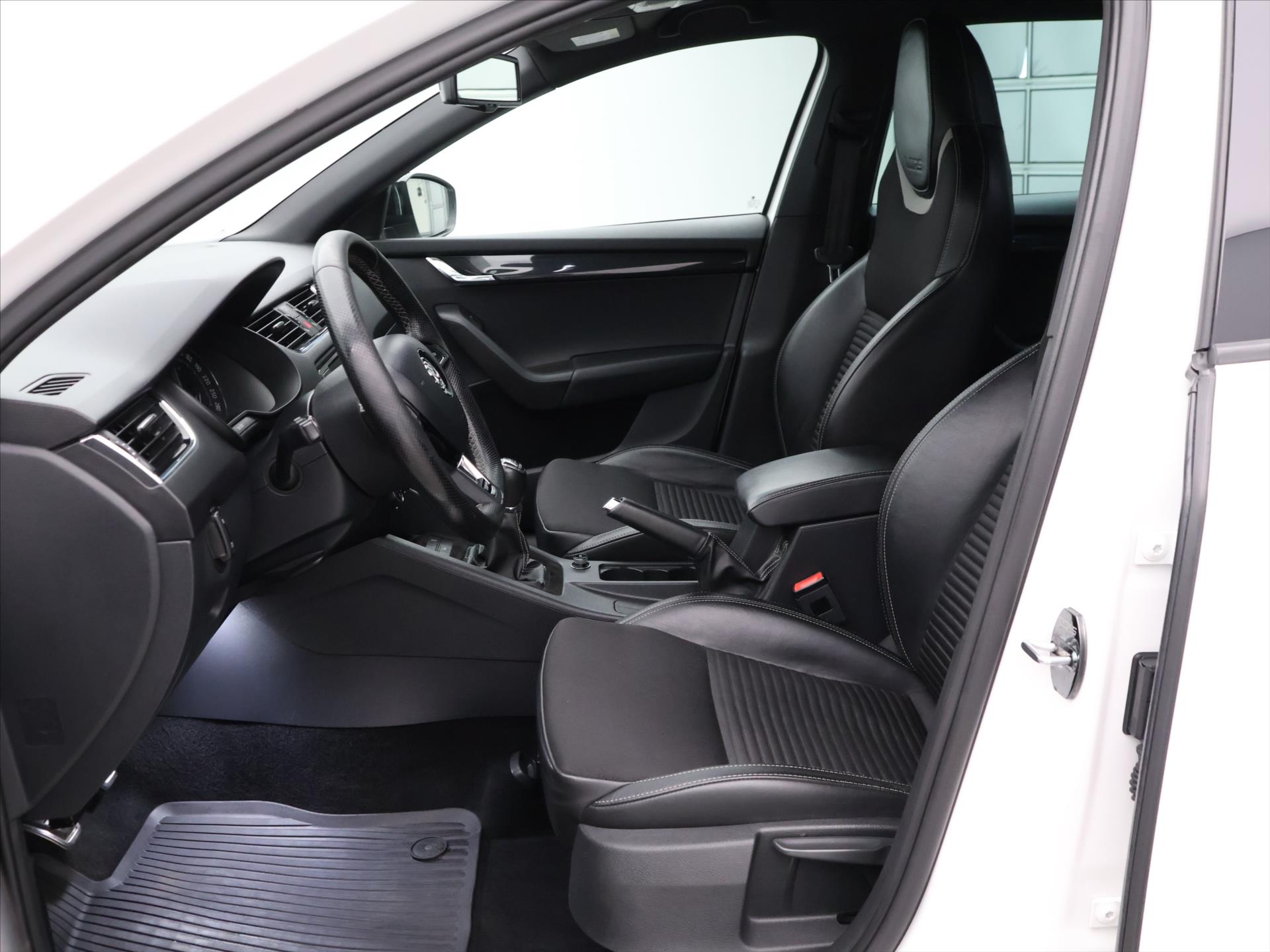 Škoda Octavia 2,0 TDI 135kW automatic rok 2015, 231 286 km, Česko — foto 11 z 39