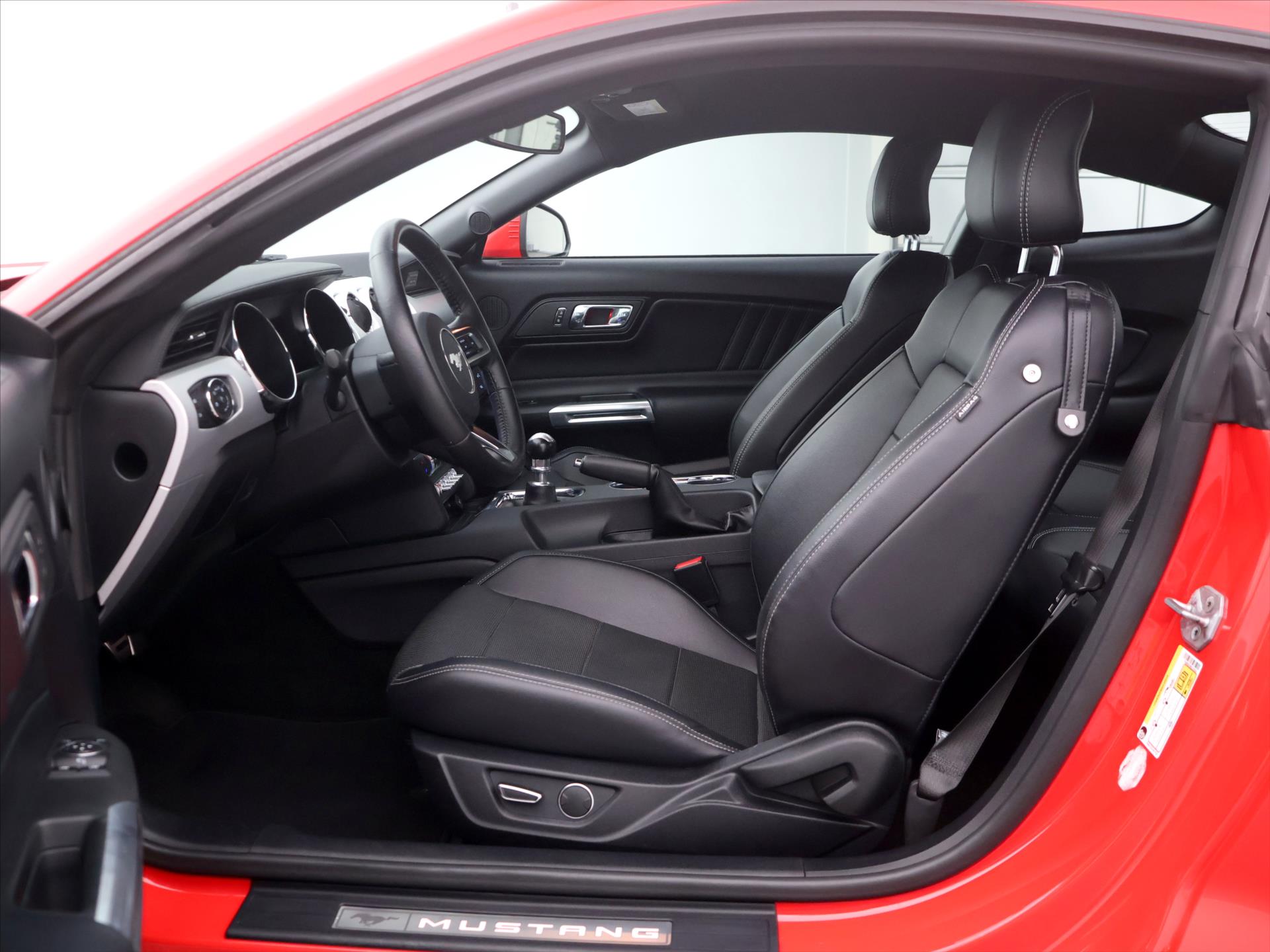 Ford Mustang Ti-VCT v8 5,0 T 310kW automatic rok 2017, 28 279 km, Česko — foto 11 z 48