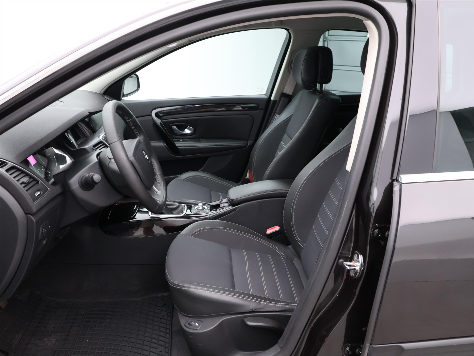 Renault Laguna 2,0 dCi 110 kw rok 2012, 174 359 km, Česko — foto 10 z 34