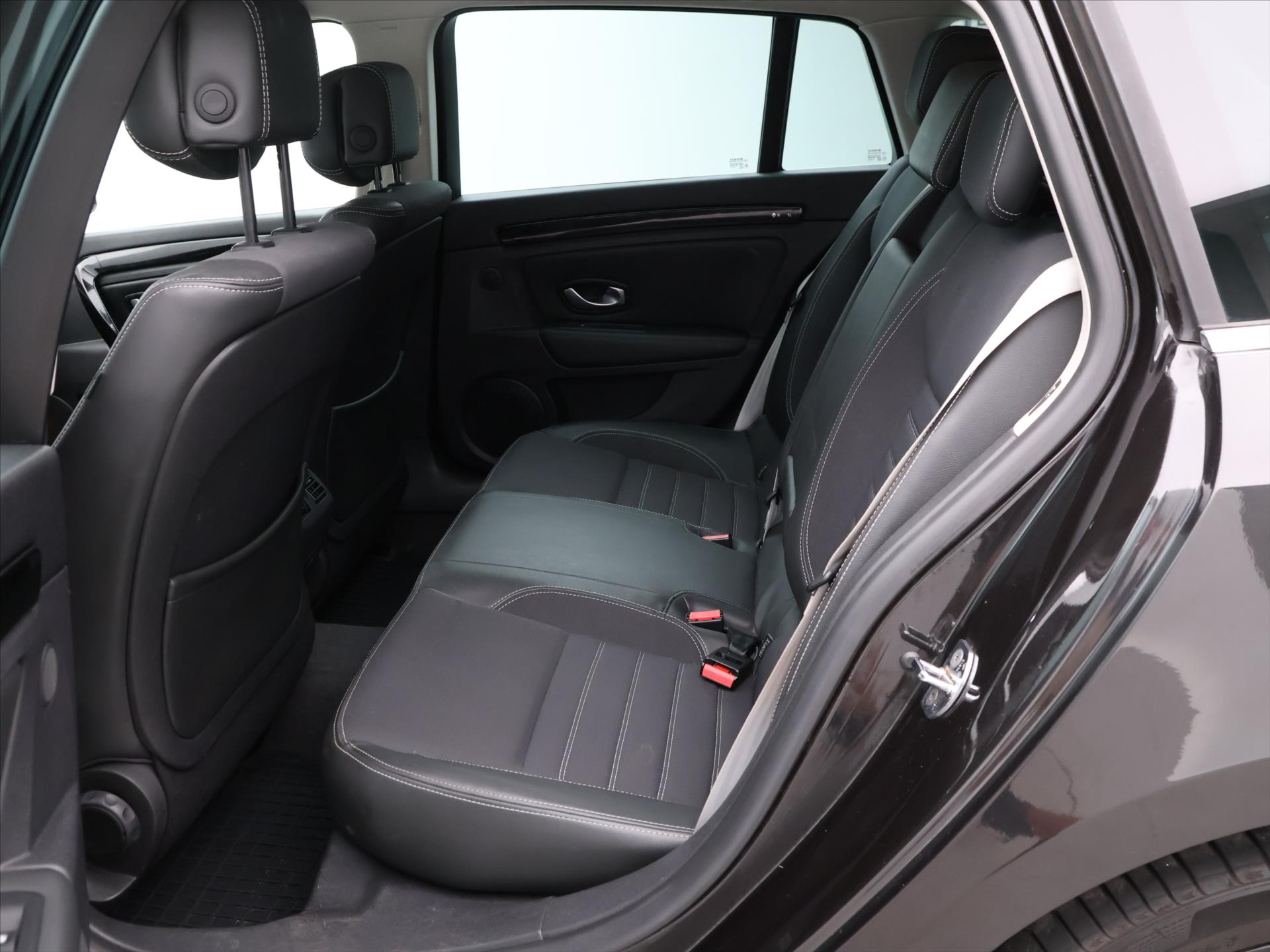 Renault Laguna 2,0 dCi 110 kw rok 2012, 174 359 km, Česko — foto 13 z 34