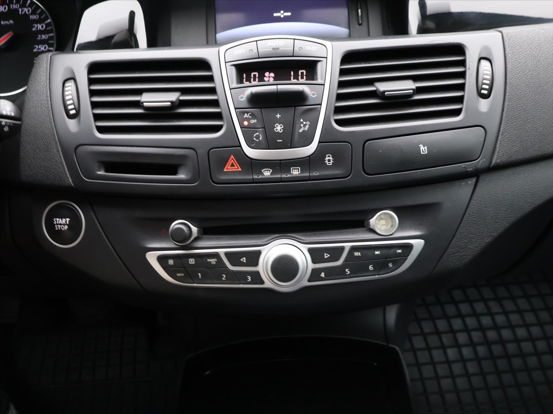 Renault Laguna 2,0 dCi 110 kw rok 2012, 174 359 km, Česko — foto 16 z 34