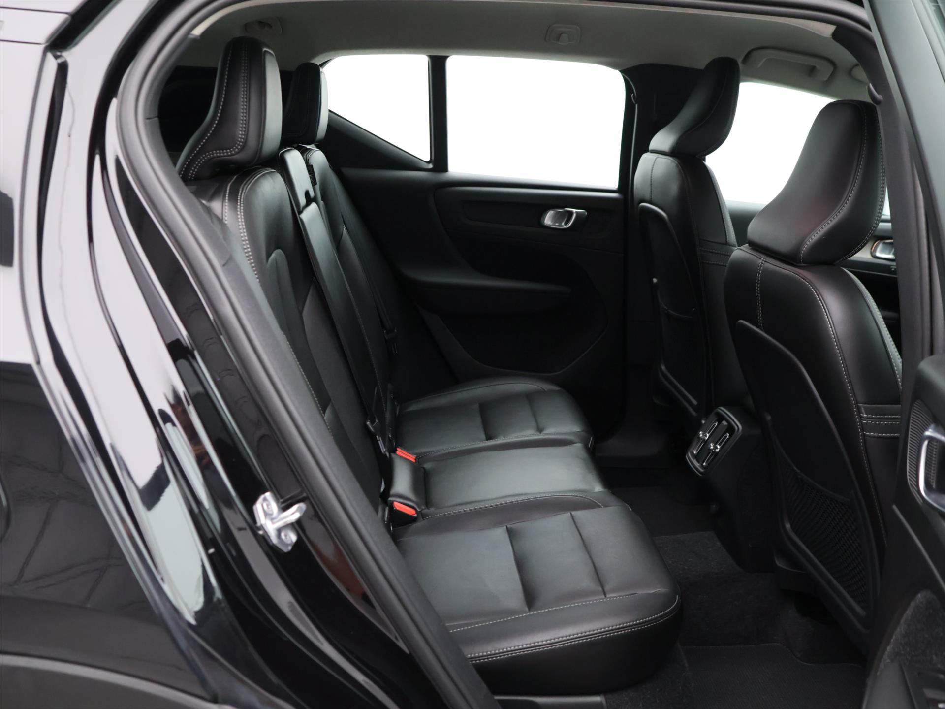Volvo XC40 2,0 D 110kW rok 2018, 147 517 km, Česko — foto 13 z 40